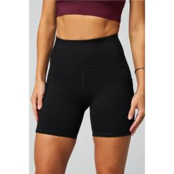 Szorty damskie Fabletics On-The-Go. Czarne szorty sportowe damskie FABLETICS, s, bez wzorów, z elastanu, sportowe, na fitness i siłownię. Za 226.00 zł.