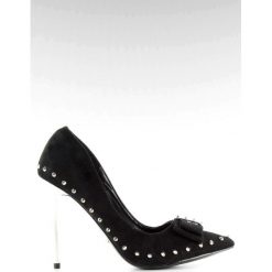 Szpilki z ćwiekami i kokardką czarne nf-05p Black. Czarne czółenka damskie ButyModne, bez wzorów, eleganckie, bez obcasa, na obcasie, bez zapięcia. W wyprzedaży za 99.00 zł.