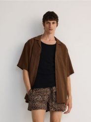 Wzorzyste szorty plażowe - beżowy. Brązowe szorty męskie Reserved, l, bez wzorów, z tkaniny. Za 79.99 zł.