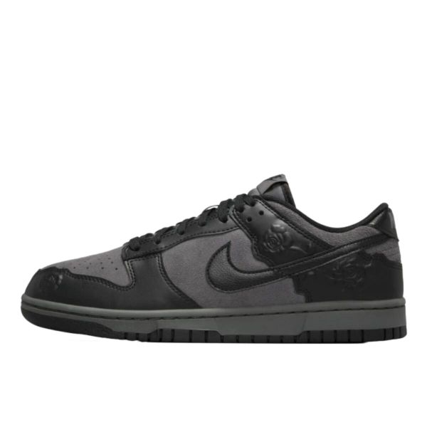 Buty do chodzenia dla dorosłych Nike Dunk Low Black Roses. Czarne obuwie sportowe damskie Nike, bez wzorów, trekkingowe. Za 499.99 zł.