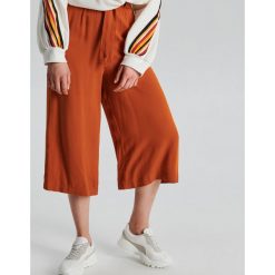 Lekkie spodnie culotte z wiskozy - Pomarańczowy. Spodnie materiałowe damskie marki Cropp. Za 89.99 zł.
