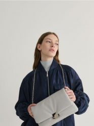 Miękka torebka z imitacji skóry - jasnoszary. Szare torebki do ręki damskie Reserved, bez wzorów, ze skóry, klasyczne, bez dodatków. W wyprzedaży za 55.99 zł.