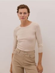 Wełniana bluzka z dodatkiem jedwabiu - złamana biel. Bluzki damskie Reserved, l, bez wzorów, z dzianiny, bez kołnierzyka, bez ramiączek. Za 179.99 zł.