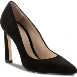 Szpilki STUART WEITZMAN - Chicster XL 17441 Black Seda Suede. Czarne szpilki damskie Stuart Weitzman, ze skóry. W wyprzedaży za 929.00 zł.