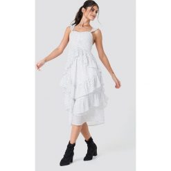NA-KD Boho Szyfonowa sukienka z falbankami - White. Sukienki damskie marki NA-KD Boho. W wyprzedaży za 60.97 zł.