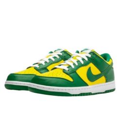 Buty do chodzenia dla dorosłych Nike Dunk Low Brazil. Zielone obuwie sportowe damskie Nike, bez wzorów, z materiału, trekkingowe. Za 815.15 zł.