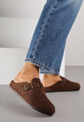 Ciemnobrązowe Klapki Mule z Imitacji Zamszu z Paskiem ze Sprzączką Anavitta. Brązowe klapki damskie Renee, z aplikacjami, z jeansu, boho, bez obcasa, na płaskiej podeszwie. Za 69.99 zł.