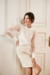 Koszula z ażurowymi rękawami biała. Białe koszule damskie MOODO, m, w ażurowe wzory, bez kołnierzyka, bez ramiączek. W wyprzedaży za 44.99 zł.