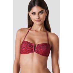 NA-KD Swimwear Góra bikini bandeau z detalem v - Red. Czerwone bikini damskie NA-KD Swimwear. W wyprzedaży za 40.48 zł.