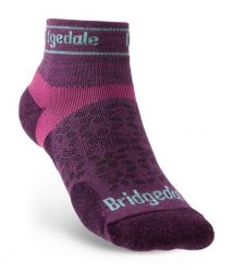 Bridgedale Skarpety biegowe Ultralight T2 Merino Sport Low Wmn Damson-35-37. Fioletowe skarpety damskie Bridgedale, bez wzorów, z elastanu. Za 61.84 zł.