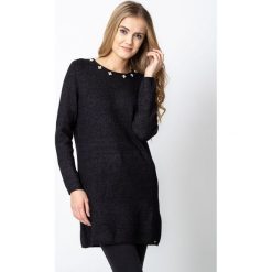 Czarny długi sweter z ozdobnym dekoltem QUIOSQUE. Czarne swetry damskie QUIOSQUE, z jeansu. W wyprzedaży za 99.99 zł.