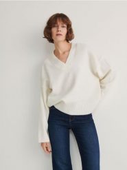 Sweter oversize - kremowy. Białe swetry damskie Reserved, l, bez wzorów, z dzianiny, bez kołnierzyka, bez ramiączek, bez kaptura. W wyprzedaży za 79.99 zł.