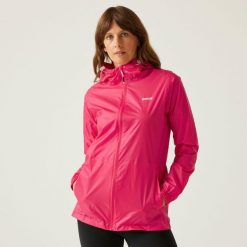 Kurtka trekkingowa damska Pack It Jacket III kieszonkowa przeciwdeszczowa. Czerwone kurtki sportowe damskie Regatta, bez wzorów, z softshellu, bez kaptura, trekkingowe. Za 139.99 zł.