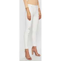 Armani Exchange - Spodnie. Białe spodnie materiałowe damskie marki Armani Exchange, z bawełny. Za 649.90 zł.