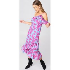 NA-KD Sukienka z odkrytymi ramionami - Pink,Blue,Multicolor. Sukienki damskie NA-KD Trend, z materiału, boho, z asymetrycznym kołnierzem. Za 161.95 zł.