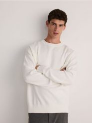 Gładki sweter z bawełną - biały. Białe swetry przez głowę męskie Reserved, l, bez wzorów, z bawełny, bez kołnierzyka. W wyprzedaży za 39.99 zł.