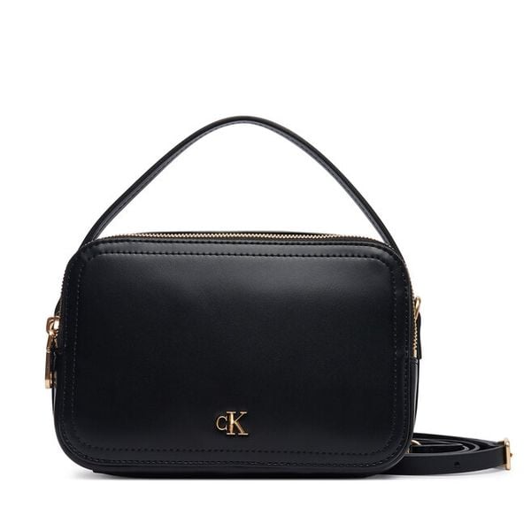 Torebka Calvin Klein. Czarne listonoszki damskie Calvin Klein, bez wzorów, bez dodatków. Za 346.99 zł.