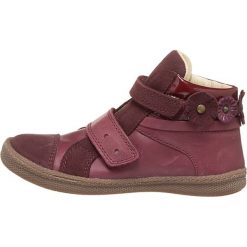 Skórzane sneakersy w kolorze jagodowym. Czerwone trampki i tenisówki dziewczęce Primigi, z aplikacjami, bez zapięcia. W wyprzedaży za 175.95 zł.