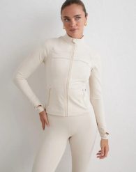 Damska kurtka kompresyjna zapinana na zamek Sculpting piaskowa. Brązowe kurtki damskie Aim'n, l, bez wzorów, z elastanu, bez kaptura. Za 347.00 zł.