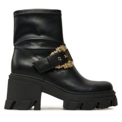 Botki Versace Jeans Couture. Czarne botki damskie Versace Jeans Couture, z jeansu, bez obcasa, na słupku, bez zapięcia. Za 919.99 zł.