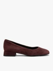 Bordowe welurowe czółenka. Czerwone czółenka damskie Brawo sp. z o.o., z aplikacjami, ze skóry, eleganckie, bez obcasa, na obcasie, bez zapięcia. Za 349.99 zł.