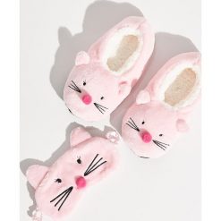 Zestaw maska do spania i kapcie - Różowy. Czerwone kapcie damskie Sinsay. Za 34.99 zł.