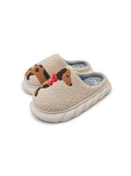 Wsuwane kapcie teddy z motywem jamnika - kremowy. Białe kapcie damskie Sinsay, bez wzorów. Za 29.99 zł.