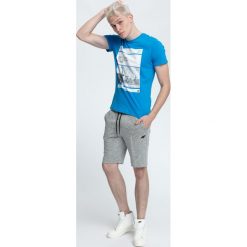 T-shirt męski TSM027 - jasny niebieski. Niebieskie t-shirty męskie 4f, z nadrukiem, z bawełny. W wyprzedaży za 59.99 zł.