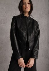 Czarna Taliowana Kurtka Ramoneska Y2K ze Stójką Fezilae. Czarne kurtki damskie Renee, l, bez wzorów, z poliesteru, bez kaptura. Za 89.99 zł.