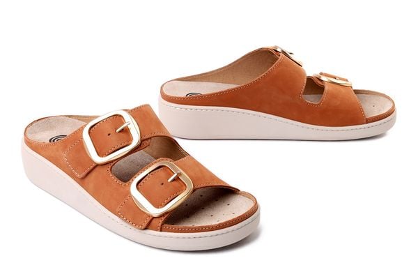 Dr. Brinkmann 700933-02 Brązowy, klapki damskie. Brązowe klapki damskie Dr. Brinkmann, bez wzorów, ze skóry, bez obcasa. Za 289.90 zł.