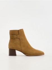 Zamszowe botki z klamrą - beżowy. Brązowe botki damskie Reserved, ze skóry, bez obcasa, bez zapięcia. W wyprzedaży za 159.99 zł.