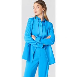 NA-KD Classic Dwurzędowa błyszcząca marynarka - Blue. Żakiety damskie marki NA-KD Classic. W wyprzedaży za 90.97 zł.