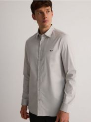 Koszula slim fit z haftem - beżowy. Brązowe koszule męskie Reserved, l, bez wzorów, z bawełny, bez kołnierzyka, bez ramiączek. W wyprzedaży za 39.99 zł.
