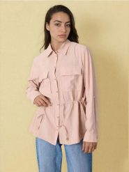 Koszula z kieszeniami cargo i wiązaniem w talii - beżowy. Brązowe koszule damskie Sinsay, l, bez wzorów, bez kołnierzyka, bez ramiączek. Za 59.99 zł.