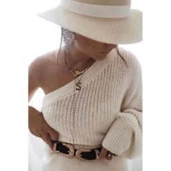 Sweter FULLA ECRU. Kardigany damskie Sweter FULLA ECRU, uniwersalny, bez wzorów, bez kołnierzyka, bez ramiączek, bez kaptura. W wyprzedaży za 39.00 zł.