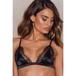 NA-KD Lingerie Satynowy biustonosz Triangle z koronką - Black. Czarne biustonosze marki NA-KD Lingerie, bez wzorów, z koronki. W wyprzedaży za 40.47 zł.