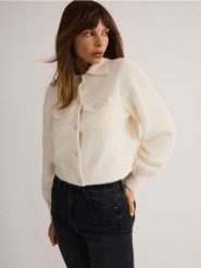 Kardigan z puszystego materiału - złamana biel. Kardigany damskie Reserved, l, bez wzorów, z dzianiny. W wyprzedaży za 79.99 zł.