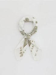 Wzorzysta apaszka z wiskozą - oliwkowy. Zielone szaliki i chusty damskie Reserved, bez wzorów, z wiskozy. Za 59.99 zł.