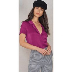 NA-KD Satynowa koszula z krótkim rękawem - Purple. Fioletowe koszule damskie NA-KD, z satyny, z krótkim rękawem. Za 40.95 zł.