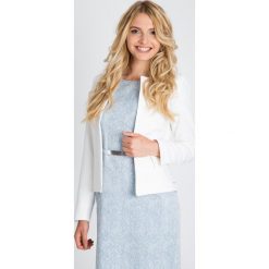Biały trapezowy żakiet QUIOSQUE. Białe żakiety damskie QUIOSQUE, z satyny, eleganckie. W wyprzedaży za 79.99 zł.