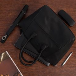 Torebka skórzana damska klasyczna duża A4 na ramię Beltimore czarna N34. Czarne torby na ramię damskie bez wzorów, klasyczne, duże, bez dodatków. Za 249.99 zł.