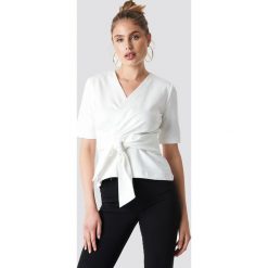 MANGO T-shirt Savana - White. Białe t-shirty damskie Mango, w paski, z kopertowym dekoltem. Za 121.95 zł.