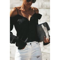 Damska bluzka KEDRA BLACK. Czarne bluzki damskie Damska bluzka KEDRA BLACK, l, bez wzorów, bez kołnierzyka, bez ramiączek. W wyprzedaży za 59.00 zł.