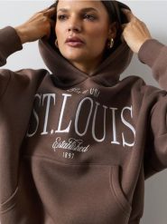 Dresowa bluza hoodie loose fit z napisem - brązowy. Brązowe bluzy sportowe damskie Sinsay, l, bez wzorów, z dresówki, bez kaptura. Za 39.99 zł.