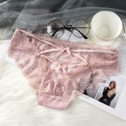 Stringi koronkowe z paseczkami na specjalne okazje Zeliha. Białe stringi damskie Intica, l, bez wzorów, z koronki. W wyprzedaży za 59.00 zł.