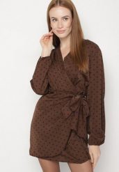 Brązowa Sukienka Kopertowa w Kropki z Wiązaniem w Talii Enevie. Brązowe sukienki damskie Born2be, na co dzień, l, bez wzorów, eleganckie, bez kołnierzyka, bez ramiączek, mini, kopertowe. Za 149.99 zł.