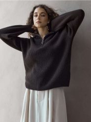 Prążkowany sweter ze stójką i krótkim zamkiem - dark grey jeans. Szare swetry damskie Sinsay, l, bez wzorów, z jeansu, bez kołnierzyka, bez ramiączek, krótkie, bez kaptura. Za 59.99 zł.