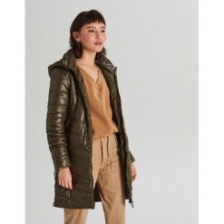 Pikowana kurtka z kapturem - Khaki. Brązowe kurtki damskie Cropp, l, bez wzorów, z kapturem. Za 159.99 zł.