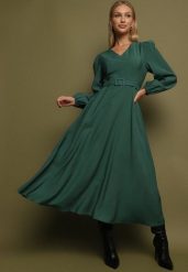 Zielona Wiskozowa Sukienka o Rozkloszowanym Kroju z Paskiem z Klamerką Arilesse. Zielone sukienki damskie Born2be, na co dzień, l, bez wzorów, z materiału, eleganckie, bez kołnierzyka, bez ramiączek, maxi, rozkloszowane. Za 159.99 zł.