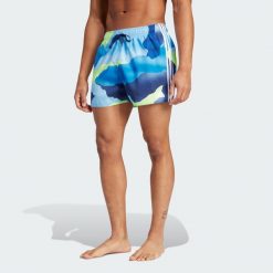 Szorty City Escape Camo 3-Stripes Cix Swim. Białe krótkie spodenki sportowe męskie Adidas, m, bez wzorów, z materiału, do pływania. Za 157.99 zł.